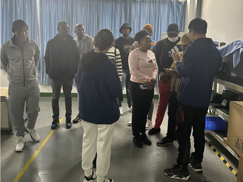 綿陽非洲留學(xué)生團參訪我司工廠，共促中外國際交流與商務(wù)合作新篇章！6.jpg